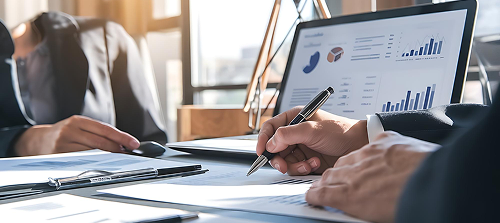 Profissionais analisando dados financeiros